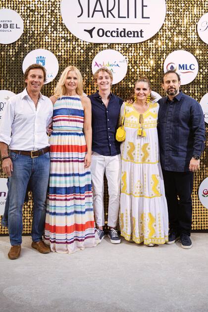 Valeria junto a su marido, Alejandro Gravier, su hijo Balthazar y sus amigos Sandra García Sanjuan e Ignacio Maluquer, creadores y fundadores de Starlite.