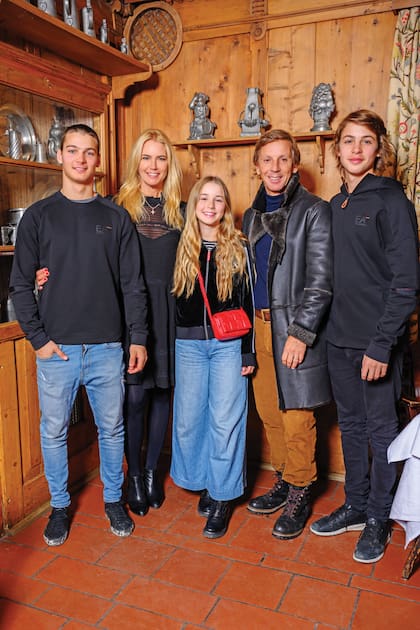 Valeria junto a su marido
y sus hijos Tiziano, Taína y Benicio en
La Poste.