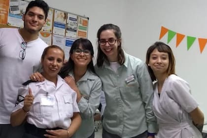 Valeria (la segunda desde la der.), con parte de su equipo de trabajo