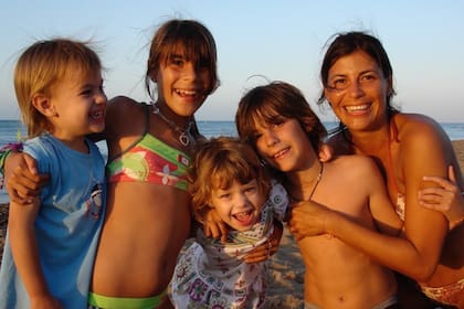 Valeria Larrarte junto a sus cuatro hijos (Foto Instagram @valelarrarte)