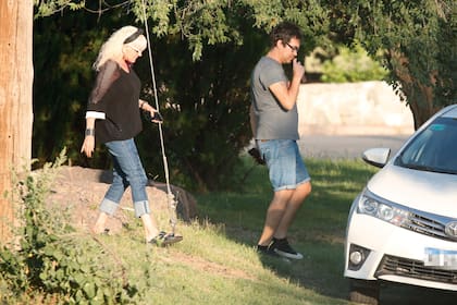 Lunes 3. Recorrieron en auto los 74 kilómetros que separan Tanti de Capilla del Monte, ubicada al pie del cerro Uritorco.