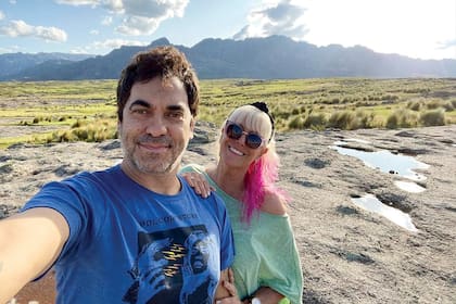 Valeria Lynch y su pareja, MarianoMartínez, en las sierras de Córdoba.