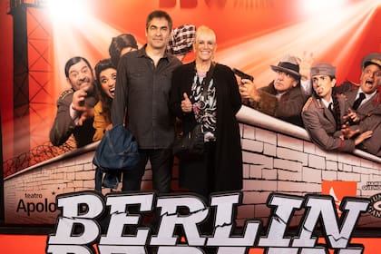 Valeria Lynch y Mariano Martínez también disfrutaron de la obra, que resultó ganadora del Premio Molière 2022 a la Mejor Comedia, y propone una desopilante historia de espionaje y enredos ambientada en plena Guerra Fría, combinando humor físico, ritmo vertiginoso y situaciones inesperadas