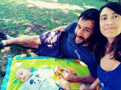 Valeria, Manuel y Lihuen, una de las familias afectadas por los incendios en el Sur.