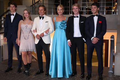 Valeria Mazza, Alejandro Gravier y sus cuatro hijos en la gala anual a beneficio del Hospital Austral en el Palacio Duhau junto a su familia