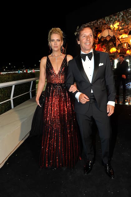 Valeria Mazza, con un look de Javier Saiach, y Alejandro Gravier. La pareja llegó junto a sus hijos Balthazar y Tiziano Gravier.