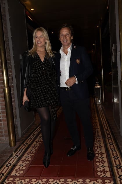 Valeria Mazza, con vestido mini con brillos y chaqueta de cuero, y Alejandro Gravier.