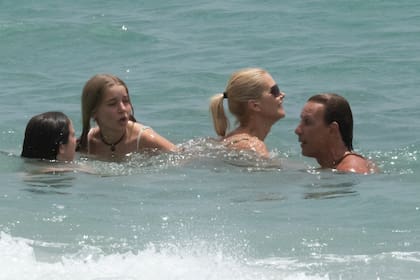¡Risas bajo el agua! Valeria Mazza y Alejandro Gravier disfrutando del mar en familia