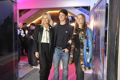 Valeria Mazza junto a su hijo Tiziano y la más pequeña de la casa, Taína