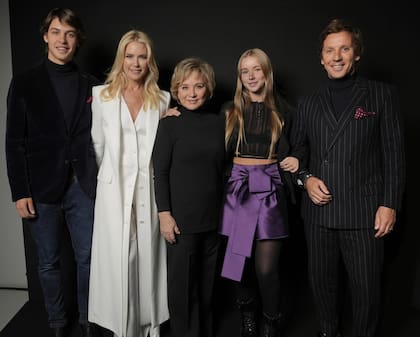 Valeria Mazza le presentó a la diseñadora Alberta Ferretti a su familia, Benicio, Taina y Alejandro Gravier, quienes asistieron a los desfiles de Milan Fashion Week