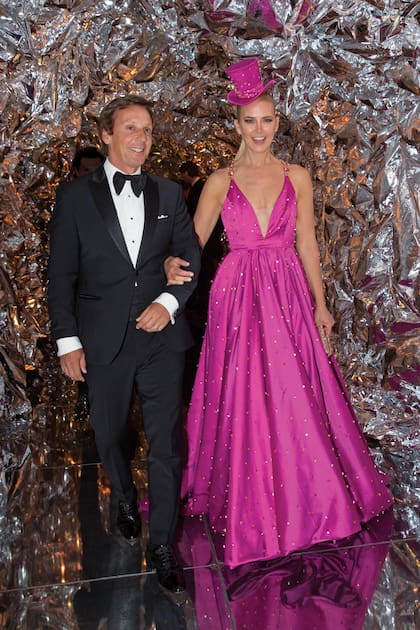 Valeria Mazza lució un vestido fucsia bordado con cristales de colores, del diseñador Jorge Rey, que combinó con una galera a tono. A su lado, Alejandro Gravier, con smoking de Armani. Amor y matrimonio récord: están juntos desde 1990, y casados desde 1998