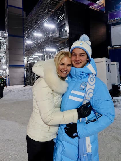 Valeria Mazza se acercó a felicitar a su hijo Tiziano Gravier