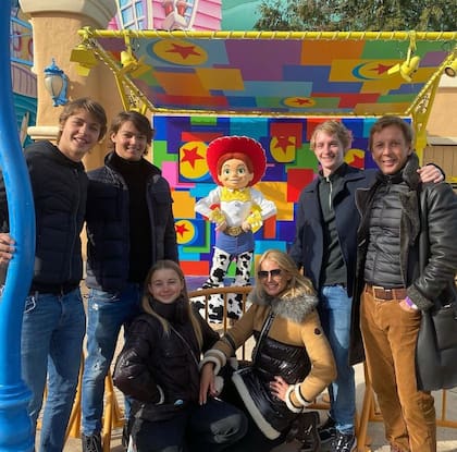 Valeria Mazza se divirtió en Disney junto a su marido y sus hijos