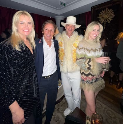 Valeria Mazza y Alejandro Gavier junto a los anfitriones de la noche, Alan y Grace Faena.