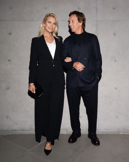 Valeria Mazza y Alejandro Gravier en el desfile de Emporio Armani. La pareja se acercó a apoyar a su hijo Benicio, quien hizo su debut como modelo en Milan Fashion Week