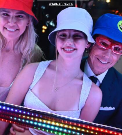 Valeria Mazza y Alejandro Gravier junto a su hija Taína en pleno carnaval carioca