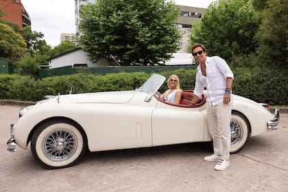 Valeria Mazza y Alejandro Gravier llegaron a bordo de un Jaguar de los años 50.