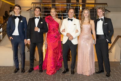 Valeria Mazza y Alejandro Gravier rodeados por sus hijos: Benicio, Tiziano, Taína y Balthazar. Para ellos esta fiesta y lo que implica es una cuestión familiar