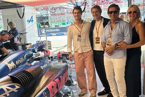 Valeria Mazza y su familia con el auto de Alpine (Foto: @valeriamazzaok)