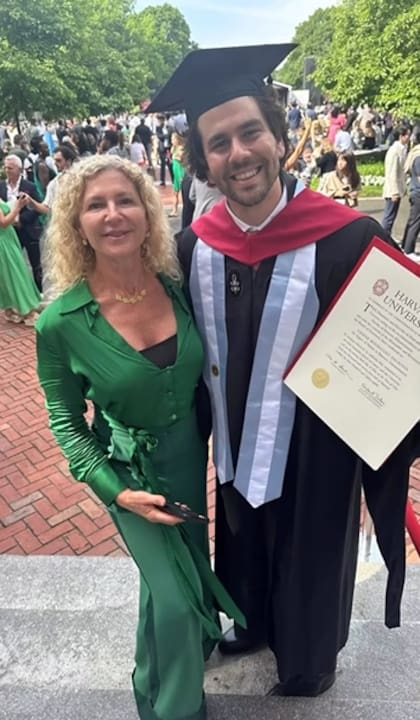 Valeria Palazzo junto a su hijo Gaspar en la graduación (Foto: Instagram @arielrodriguezpalacios)