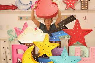 Con luces y cartón. Diseña y enseña a construir objetos y carteles decorativos