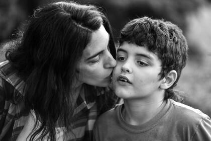 Valeria Salech, de Mamá Cultiva, junto a su hijo Emi