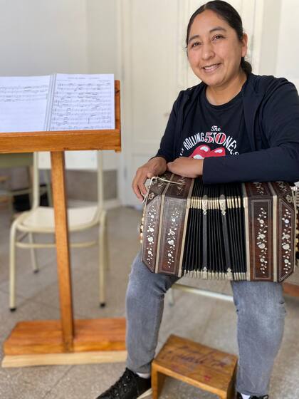 Valeria Torres. Enseña bandoneón y piano.