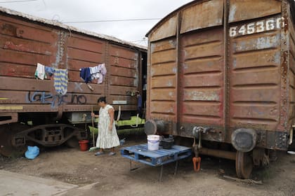 Valeria vive hace más de un mes en un vagón abandonado del ferrocarril junto a su familia.