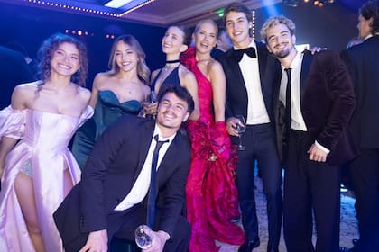 Valeria y Benicio posan con parte del elenco de Margarita. A la izquierda de la imagen se los ve a los protagonistas, Mora Bianchi y Toti Spangenberg