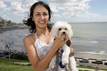 Valeria y Hueso, su maltés de un año y medio