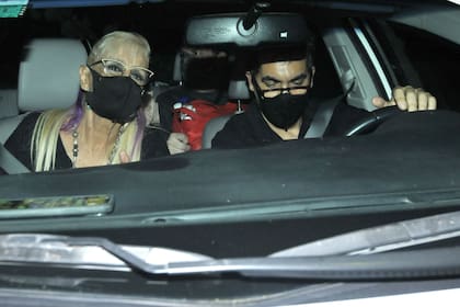 Valeria y Mariano, a la salida del estudio, con los barbijos correspondientes