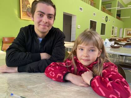 Valerii (20) y Elisabetha (7), cuando se cumplía un mes de guerra