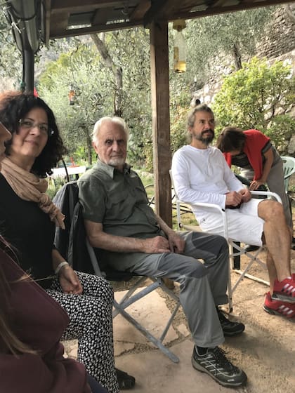 Valerio Tosi (centro) hoy, con 94 años