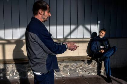 Valeriy Simyonov, a la izquierda, el ingeniero jefe de seguridad en el sitio nuclear de Chernobyl en Ucrania