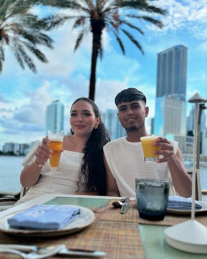 Valetina y su pareja pagan mensualmente alquiler, mantenimiento del auto y servicios como internet