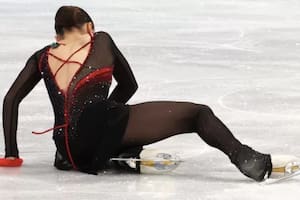 Así fueron las caídas de la patinadora Kamila Valieva que la dejaron afuera de los JJ.OO.
