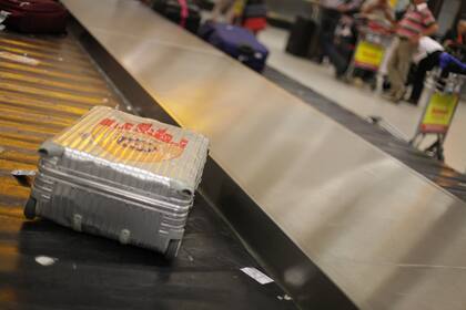 Las valijas en el aeropuerto se acomodan de acuerdo con su prioridad