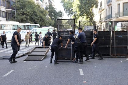 Vallados en Alsina y Entre Ríos por la movilización al congreso en contra de la reforma laboral