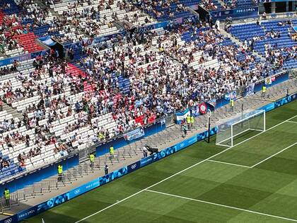 Vallas por delante de las tribunas en Lyon, a diferencia de Saint-Étienne, cuando Argentina jugó con Marruecos.