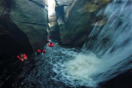 Una cascada subterránea que se encuentra en el valle
