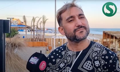 Vallejo inaugurando su parador en Villa Gesell, a fines de 2023.