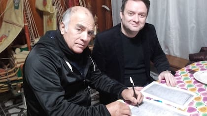 Valor, firmando el contrato para la película Bandido junto a su abogado, Santiago Bermúdez