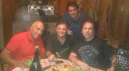 Valor, junto a Andrés Calamaro, que colaboró en los guiones de la película Bandido; uno de los productores asociados, Roberto Valerstein, y el director del film, Pablo Bucca (de pie)