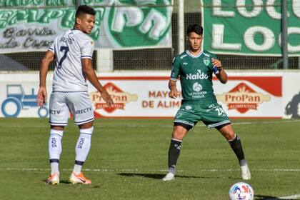 Valoyes ve ppasar la pelota. El delantero de Talleres tuvo un rendimiento aceptable.