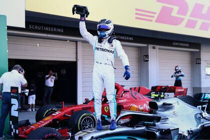Valtteri Bottas celebra su sexta victoria en Fórmula 1; el finés es el único que queda en carrera con Lewis Hamilton por la corona.