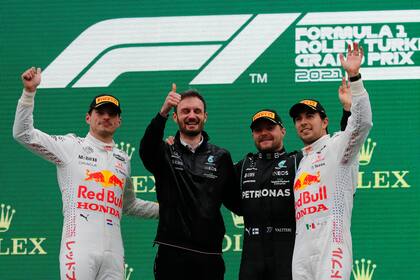 Valtteri Bottas, Max Verstappen y Sergio Perez en el podio del GP de Fórmula 1
