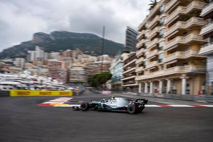 Valtteri Bottas prueba su Mercedes en la pista de Mónaco.