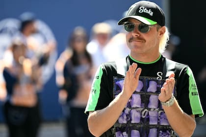 Valtteri Bottas reconoció que sí tuvo contactos con Flavio Briatore. (Photo by Natalia KOLESNIKOVA / AFP)