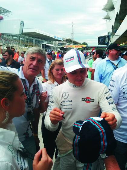 Valtteri Bottas saluda a un puñado de fans e invitados con acceso exclusivo