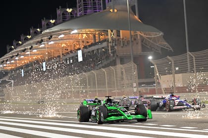 Valtteri Bottas and Daniel Ricciardo in battle at the Sakhir circuit, during the 2024 Bahrain Grand Prix;  Sauber and RB, two of the teams that are observing the changes for 2025 with hope